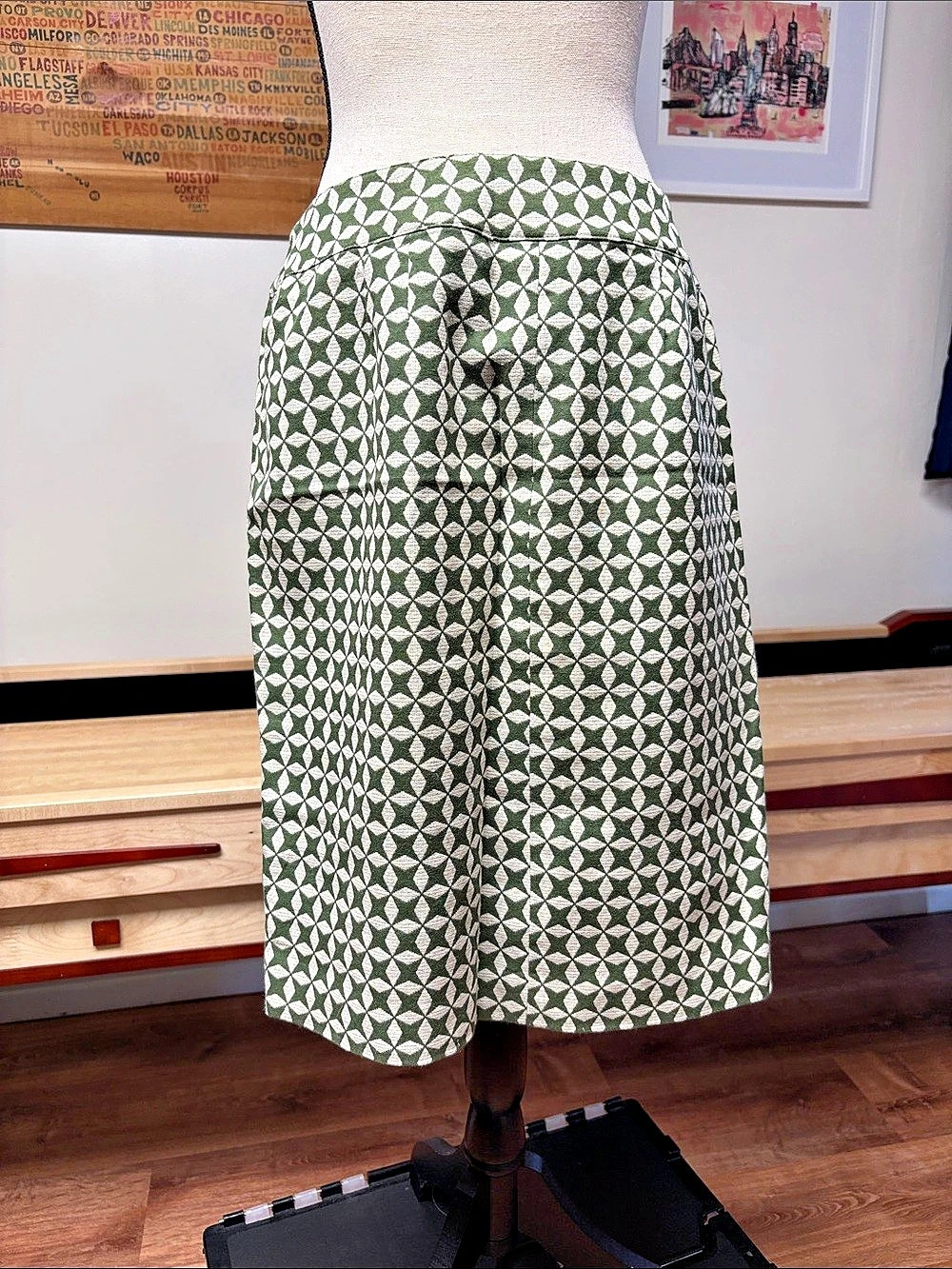 Loft Geometric A-Line Skirt in Green & White Size 8 Like New